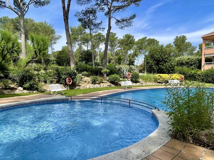 Ferienwohnung für 6 Personen, mit Terrasse und Kinderpool sowie Pool und Garten, mit Haustier