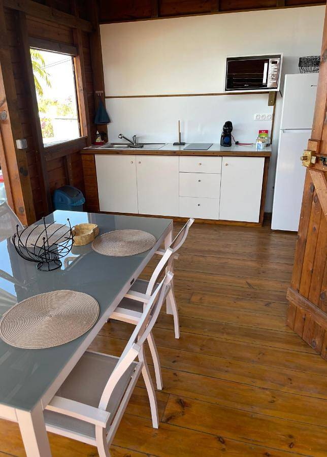 Location de vacances pour 4 personnes, avec vue et jardin dans Plage de Petite Anse - 2