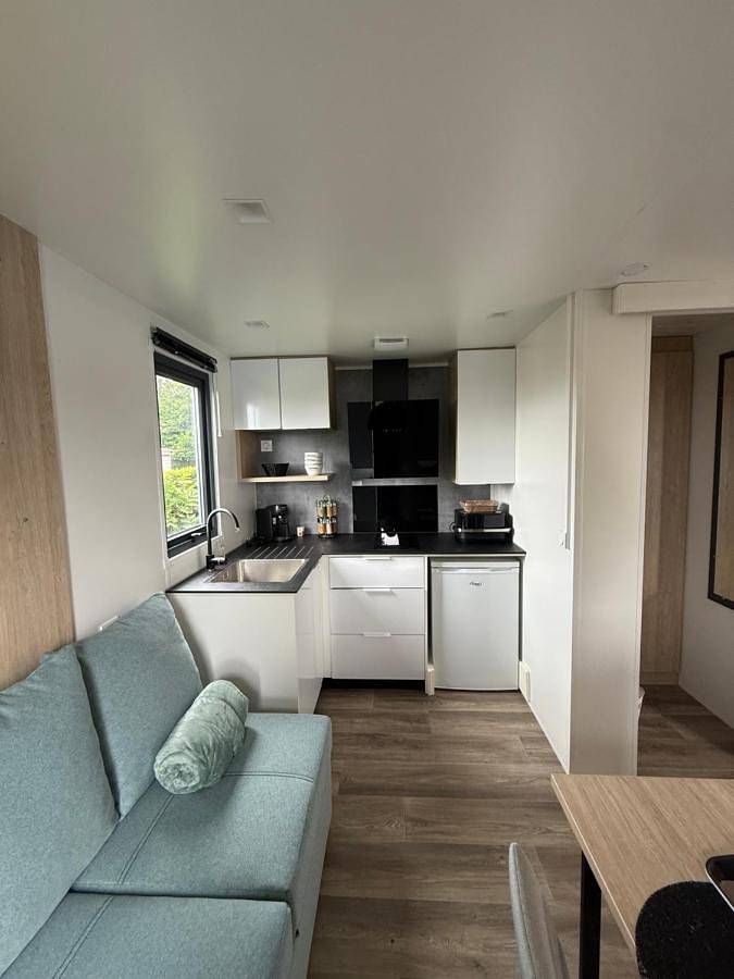 Camping pour 3 personnes, avec piscine et jardin ainsi que jacuzzi et terrasse, animaux acceptés