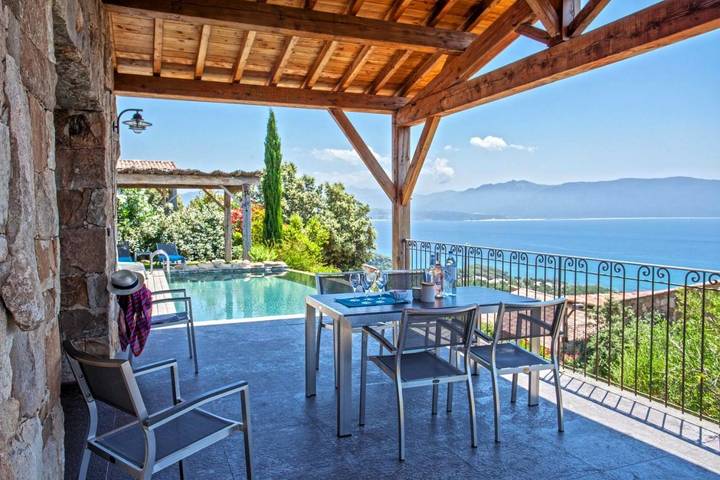 Villa pour 5 personnes, avec piscine et vue ainsi que bassin pour enfant et jardin