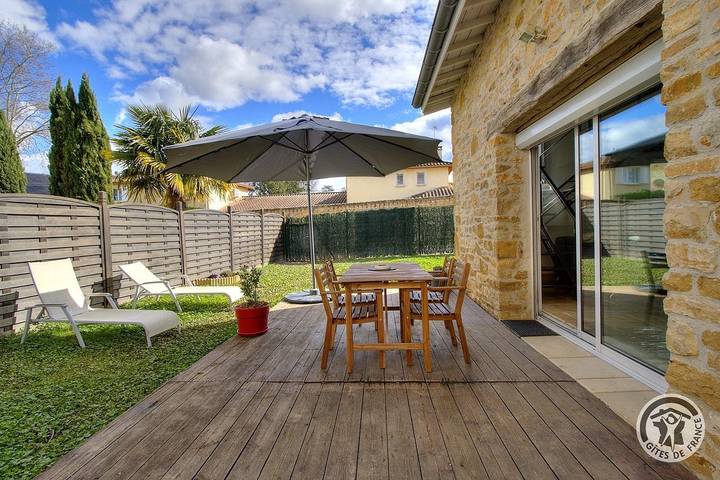 Gîte pour 2 personnes, avec jardin à Lissieu