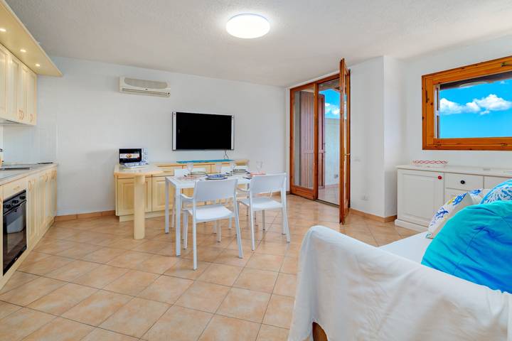 Appartamento intero, Appartamento 'Casa Ioana' con terrazza privata, balcone e aria condizionata in Cugnana Verde, Olbia
