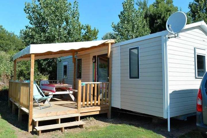 Camping pour 6 personnes, avec bassin pour enfant ainsi que piscine et terrasse, animaux acceptés