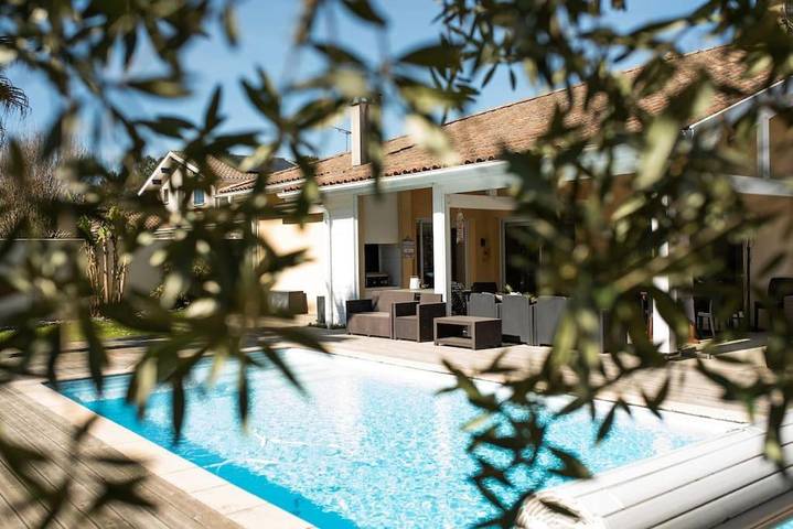 Location de vacances pour 7 personnes, avec terrasse et piscine à Saubion