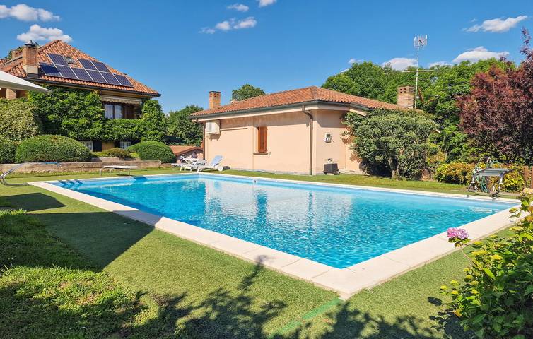 Accogliente appartamento con 2 camere da letto, piscina e terrazza vicino al Lago di Alserio in Merone, Brianza