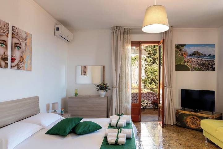 Appartamento intero, [Taormina Matthome] 850m dal centro | Parcheggio esterno | Wi-Fi | Vista mare in Taormina, Provincia di Messina