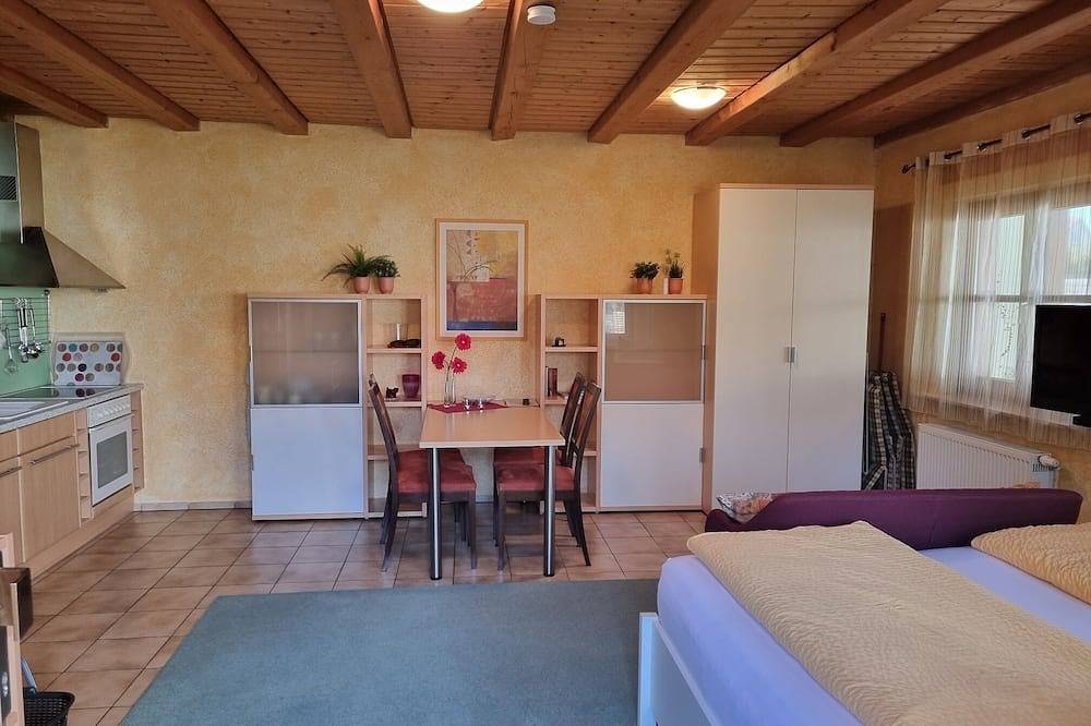 Ganze Wohnung, Freistehendes und gemauertes Gartenhäuschen für 1-2 Personen in Sommerach, Fränkisches Weinland