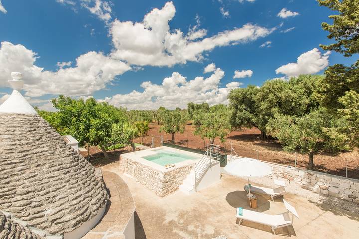 Trullo per 4 persone, con idromassaggio e giardino a San Michele Salentino