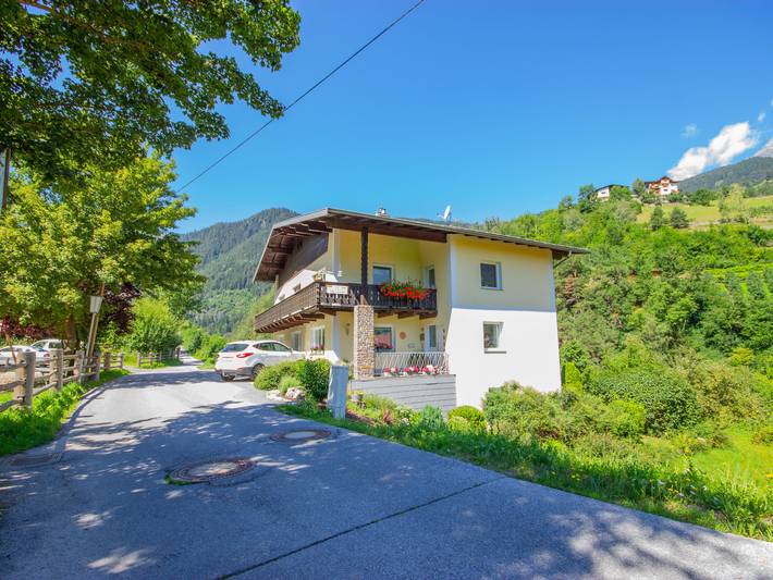 Ferienwohnung für 4 Personen, mit Terrasse und Garten sowie Ausblick in Pians