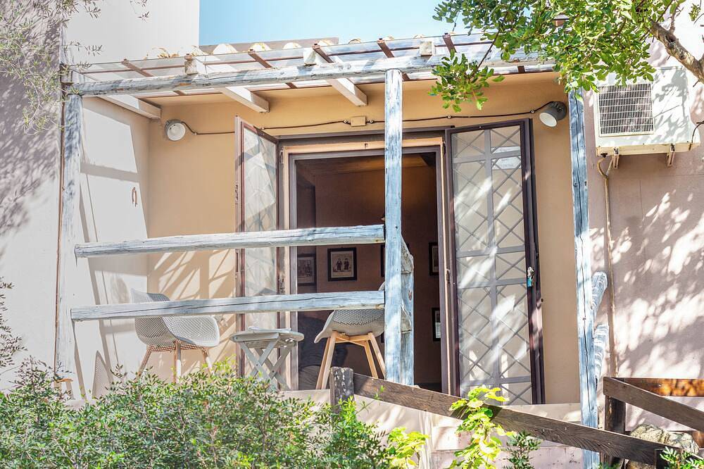 Accogliente Villa Immersa nel Verde con Incantevole Vista Mare in Solanas, Comune di Sìnnia