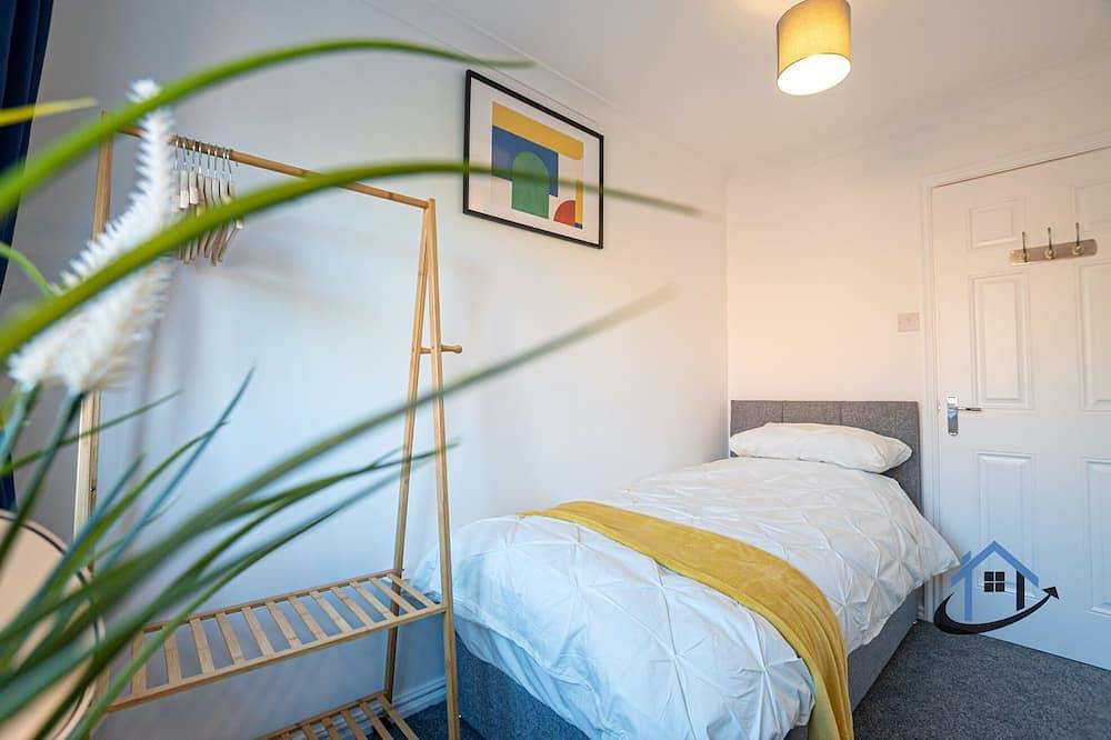 King bed, parkingx2, workspace, wifi, corporates. in Wootton (Northampton), Northampton