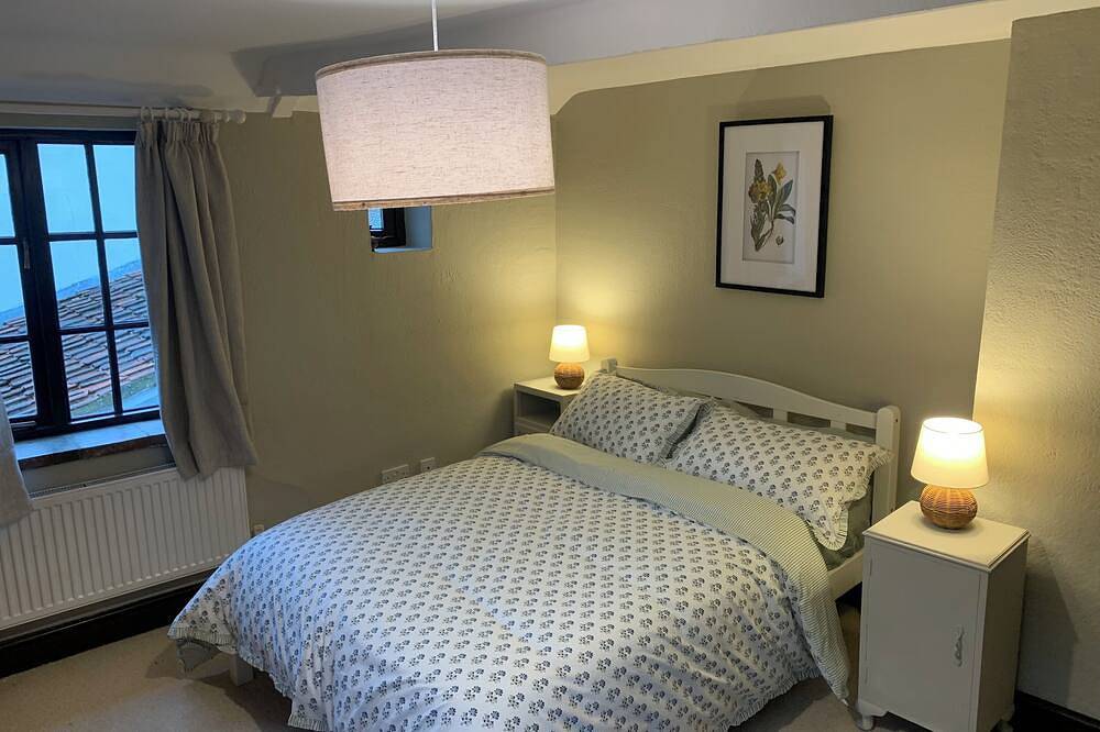 Well Cottage in Central Holt Norfolk.  Cosy. Sleeps 4 adults. Free Parking. in Holt, Norfolk Coast