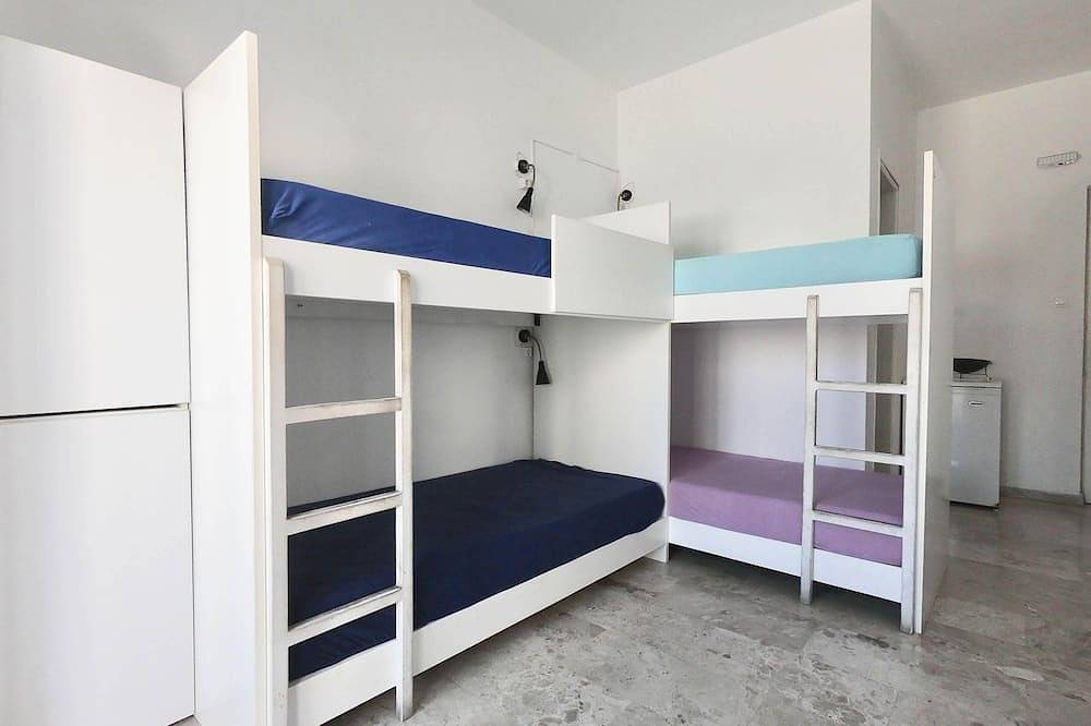 Chambre 4 personnes au centre-ville de Fira in Firostefani, Thera