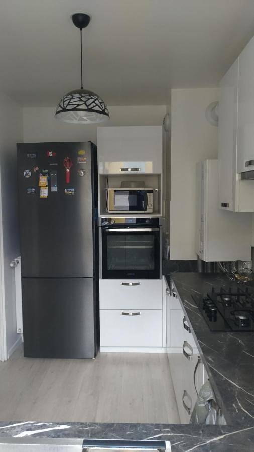 Appartement de vacances entier, Belle chambre dans une charmante et grande maison duplex neuve et bien aérée in La Verrière, Yvelines