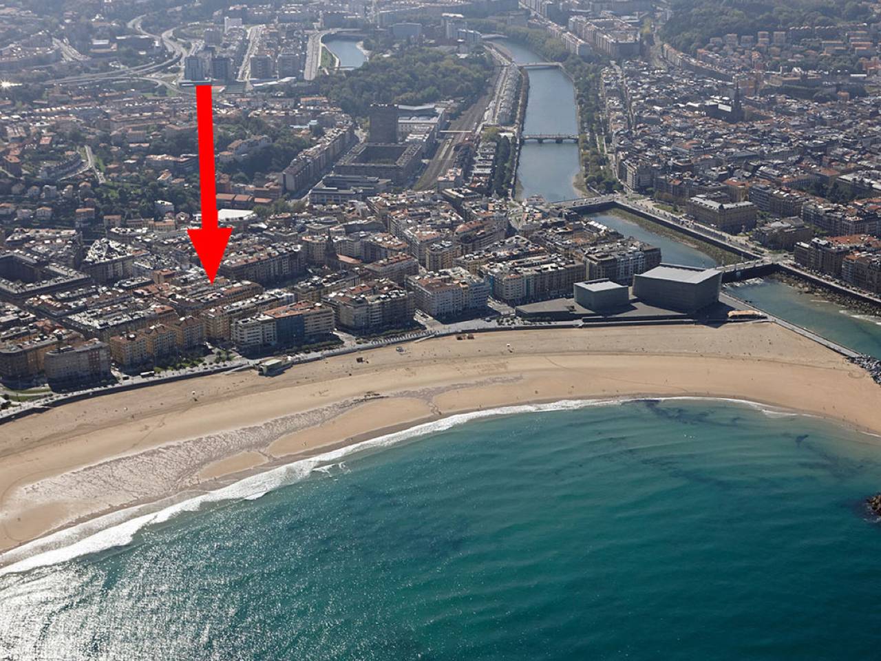 Entire apartment, Spacious apartment in the heart of San Sebastián, perfect for city and beach exploration in Zurriola (San Sebastian), San Sebastian