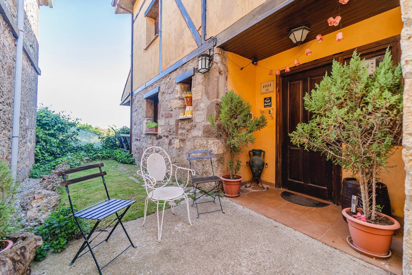 Casa Rural De Cabrera: Mountain Views, Private Terrace & Wi-Fi in Urrez, Villasur de Herreros
