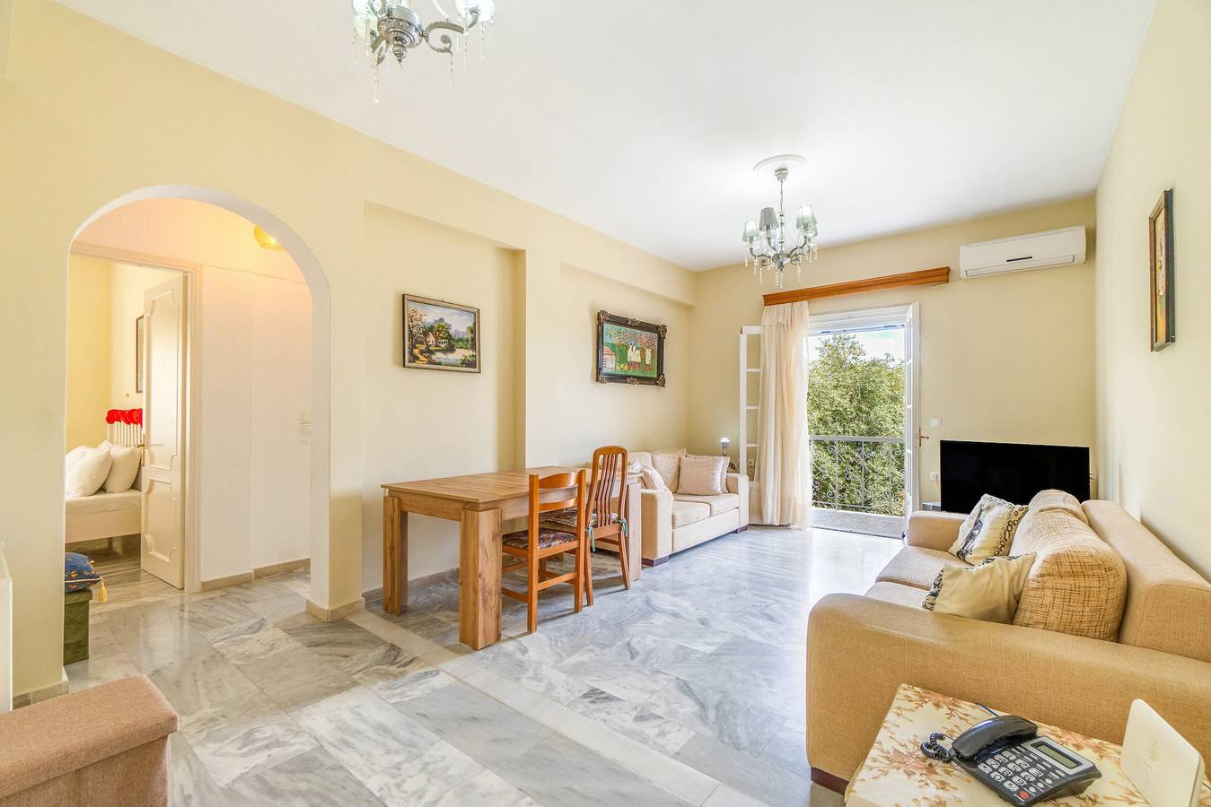 Apartamento entero, Apartamento 'The Green Cottage 1' con terraza compartida, Wi-Fi y aire acondicionado. in Corfú