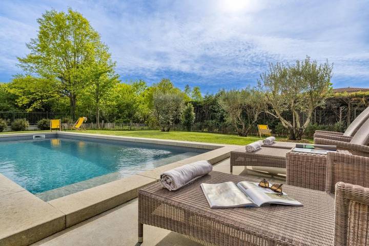 Location de vacances pour 10 personnes, avec jardin ainsi que piscine et vue à Écully