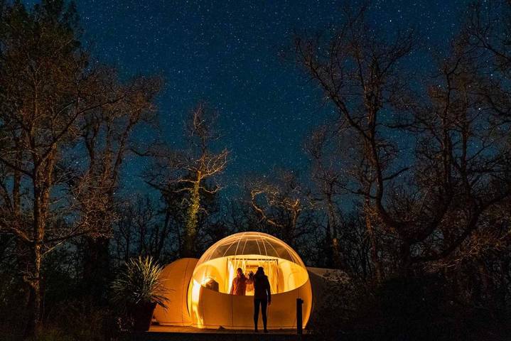 Location de vacances pour 2 personnes, avec Balcon et Terrasse ainsi que Jacuzzi et Jardin