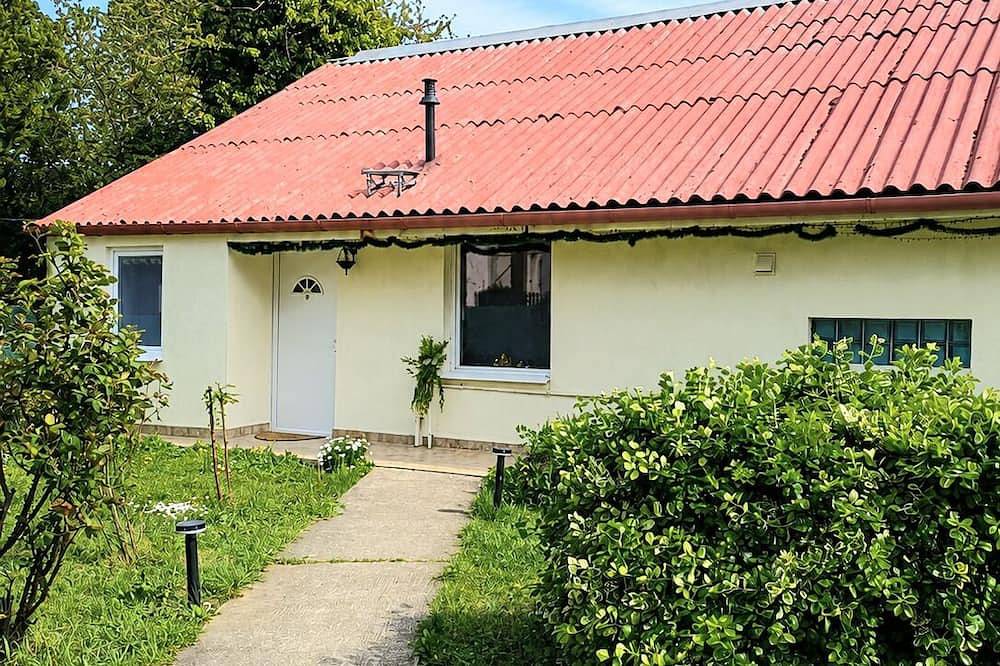 Ganze Wohnung, Bnb37 New Apt | Free Gated Cctv Parking | Terrace | Near Budapest | Green Area in Großturwall, Érdi járás