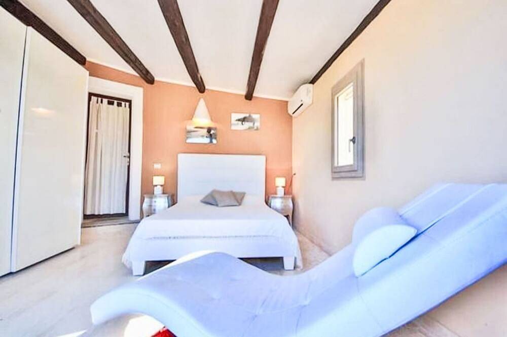 Atemberaubendes alleinstehendes Ferienhaus mit Klimaanlage, W-Lan, privatem Pool, Tv und Innenhof in Capizza di Vacca, Santa Teresa Gallura (Gemeinde)