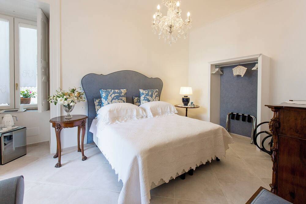 Daphne Suite with garden within walking distance of the station and the sea in Meta, Península Sorrentina