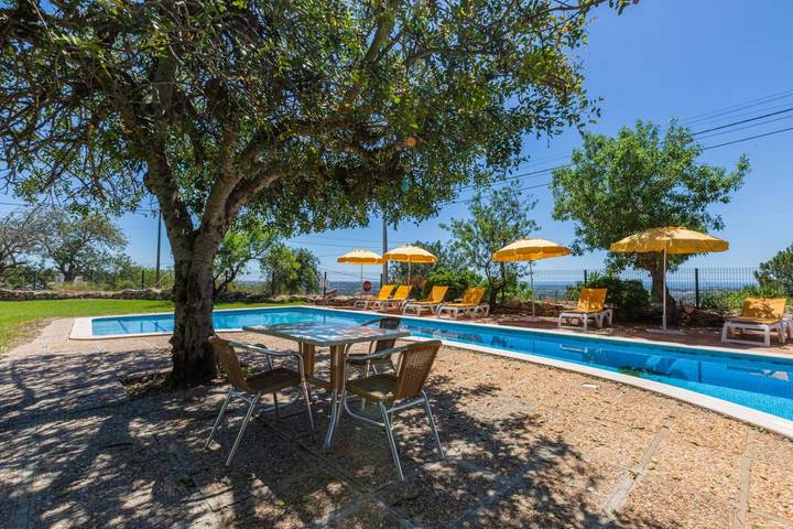 Location de vacances pour 8 personnes, avec jardin dans Boliqueime