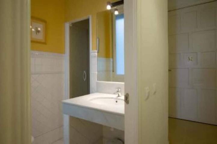 Entire apartment, Beautiful apartment in  historical recently reformed building. in Nervión, Sevilla