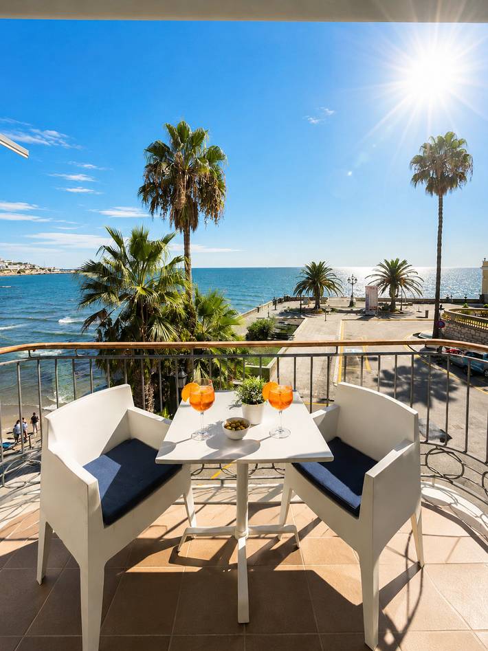 Entire apartment, Holiday apartment for 4 people with balcony in Platja de Sant Sebastià (Sitges), Sitges