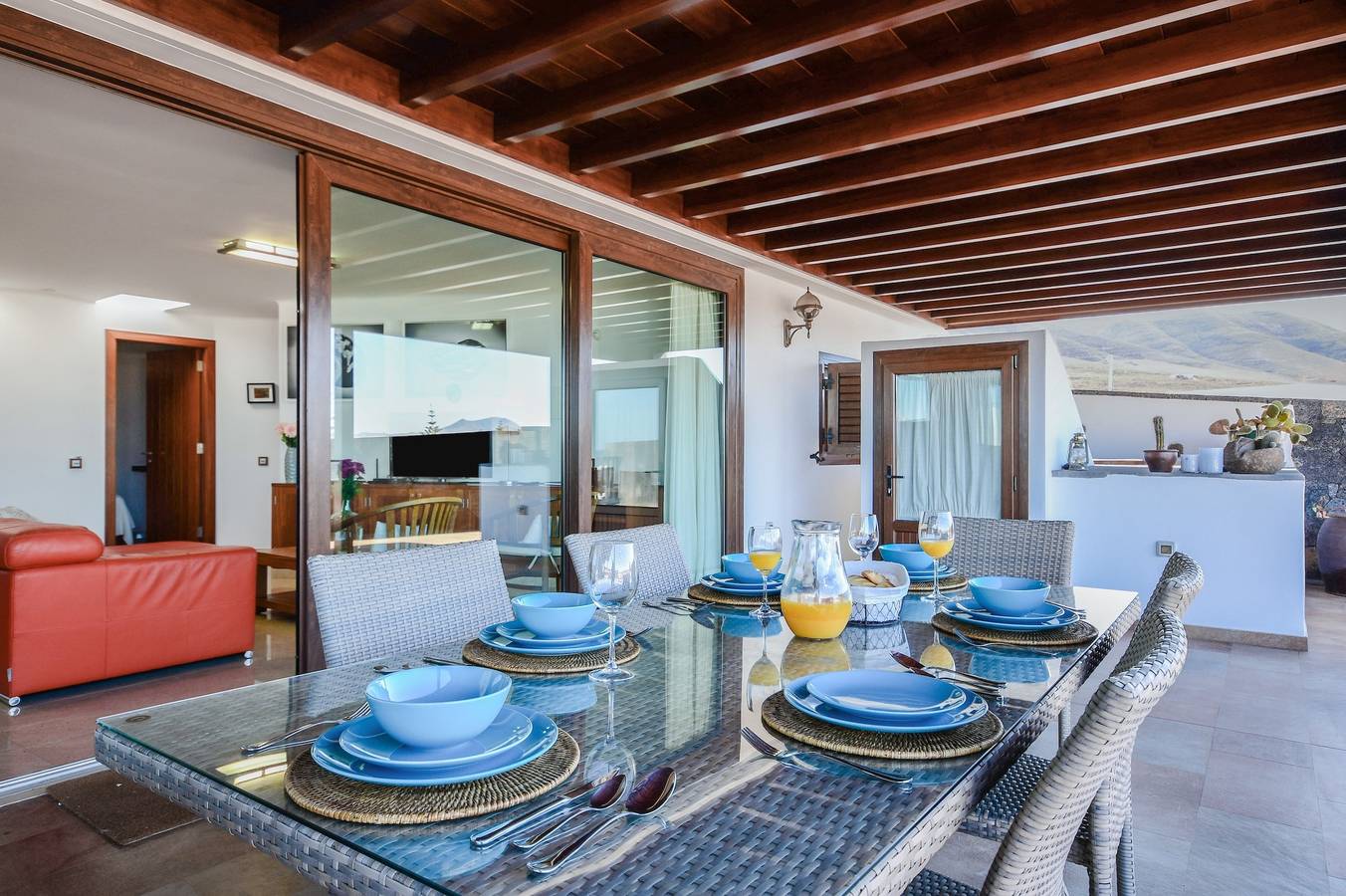 Entire apartment, Spacious Apartment “Apartamento María” with Balcony, Terrace, Garden, Pool, Jacuzzi & Sauna; Parking Available in Famara Beach, Teguise