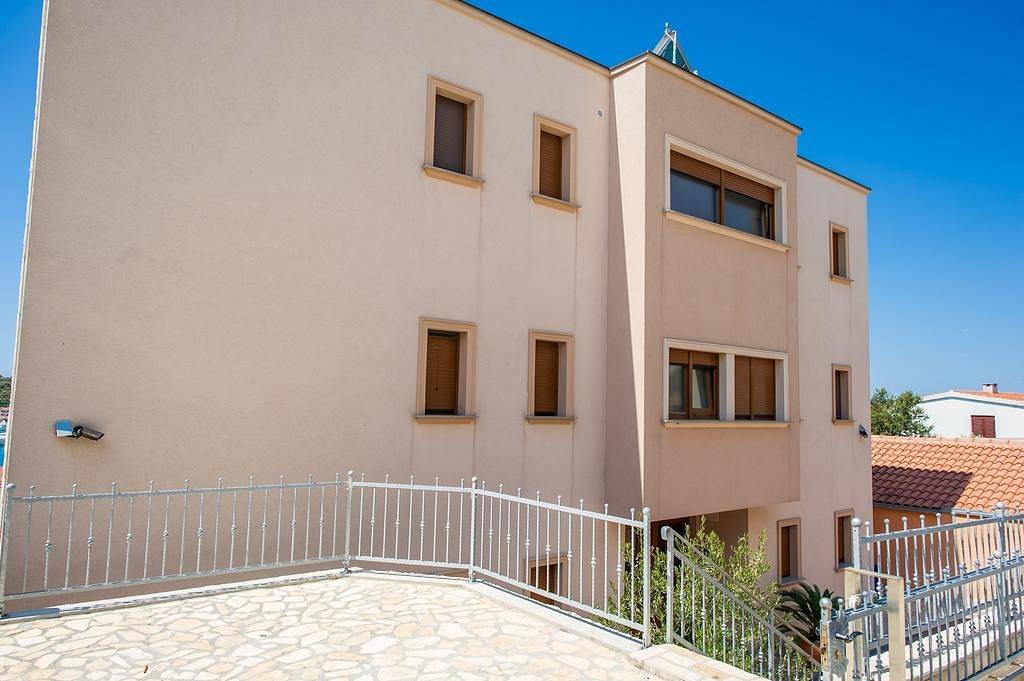 Komfortables Haus mit Terrasse und Meerblick Rogoznica K-15176 in Rogoznica, Šibenik-Knin