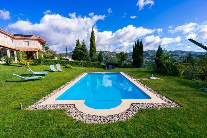 Casa de férias para 8 pessoas, com vista e jardim e ainda piscina, com animais de estimação em Marco de Canaveses