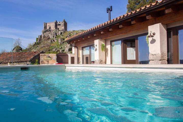 Casa rural para 2 personas, con Terraza además de Piscina y Vistas en Villamiel