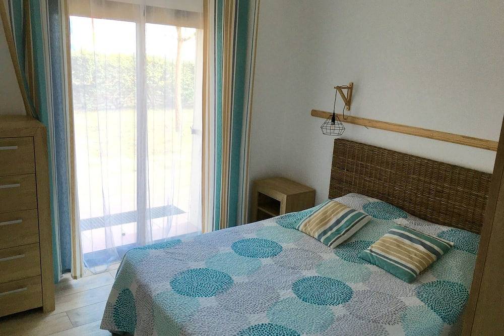 Villa 'feet in the sea' and Lac Marin in San Ciprianu, Lecci