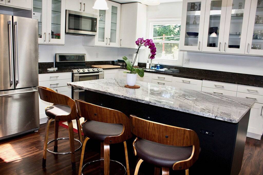 Ganze Wohnung, Wunderschönes, lichtdurchflutetes Haus auf 2 Ebenen mit 3 Schlafzimmern in Bloomington (IN), Monroe County (IN)