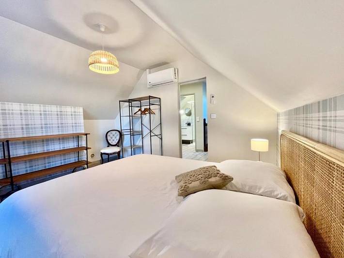 Location de vacances pour 5 personnes, avec jardin ainsi que vue et terrasse à Gennes - 2