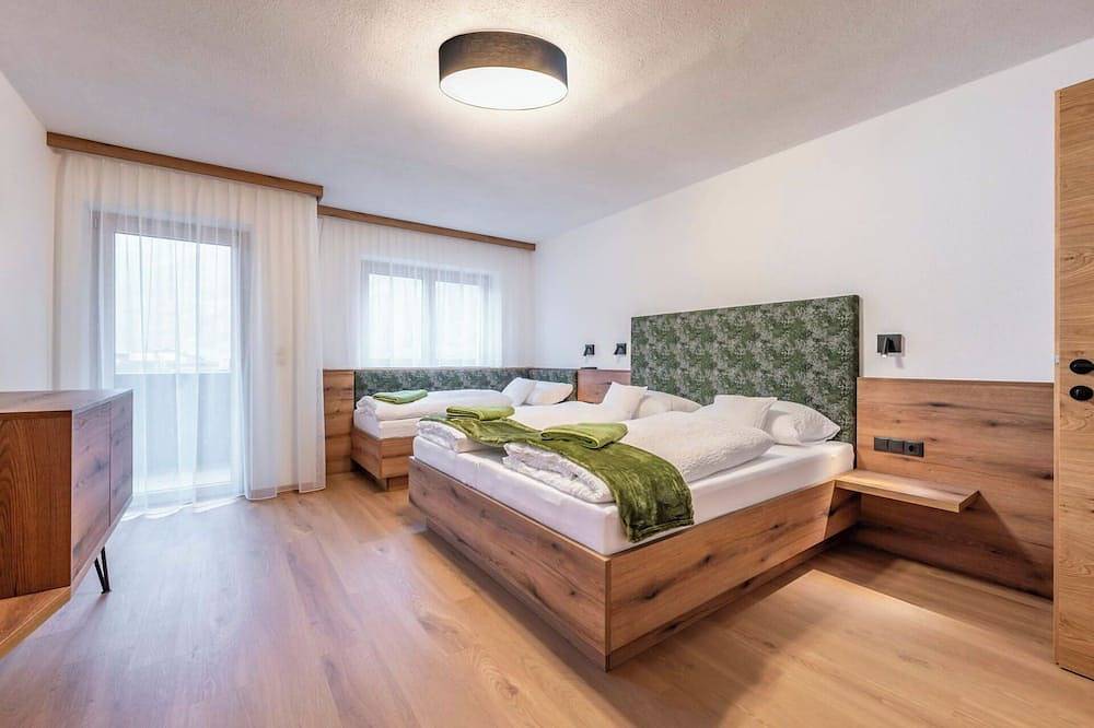 Entire apartment, Lovely apartment for 10 people with Wifi, Tv and balcony in Zell am Ziller, Ziller valley alps