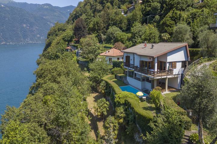 Location de vacances pour 9 personnes, avec vue sur le lac ainsi que balcon et piscine, adapté aux familles dans Nesso - 2