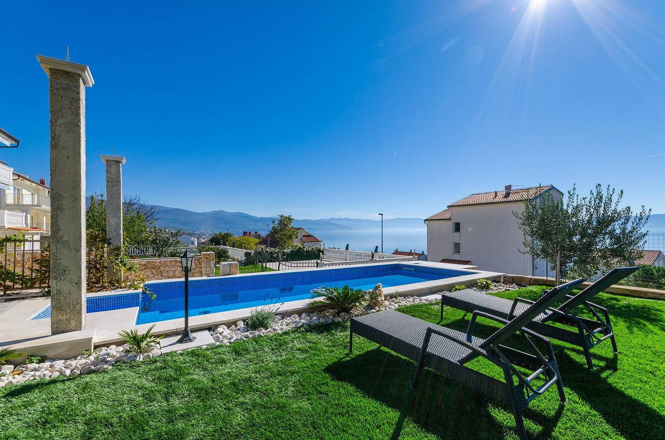 Ganze Wohnung, Lichtdurchflutete Penthousewohnung nur 300 Meter zum Strand mit Meerblick, Pool, Grill in Novi Vinodolski, Primorje-Gorski Kotar