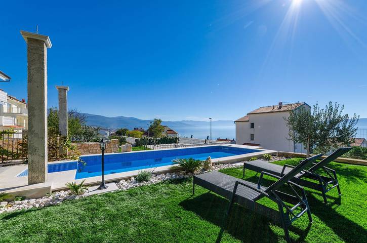 Ganze Wohnung, Lichtdurchflutete Penthousewohnung nur 300 Meter zum Strand mit Meerblick, Pool, Grill in Plaža Bribirska obala, Novi Vinodolski