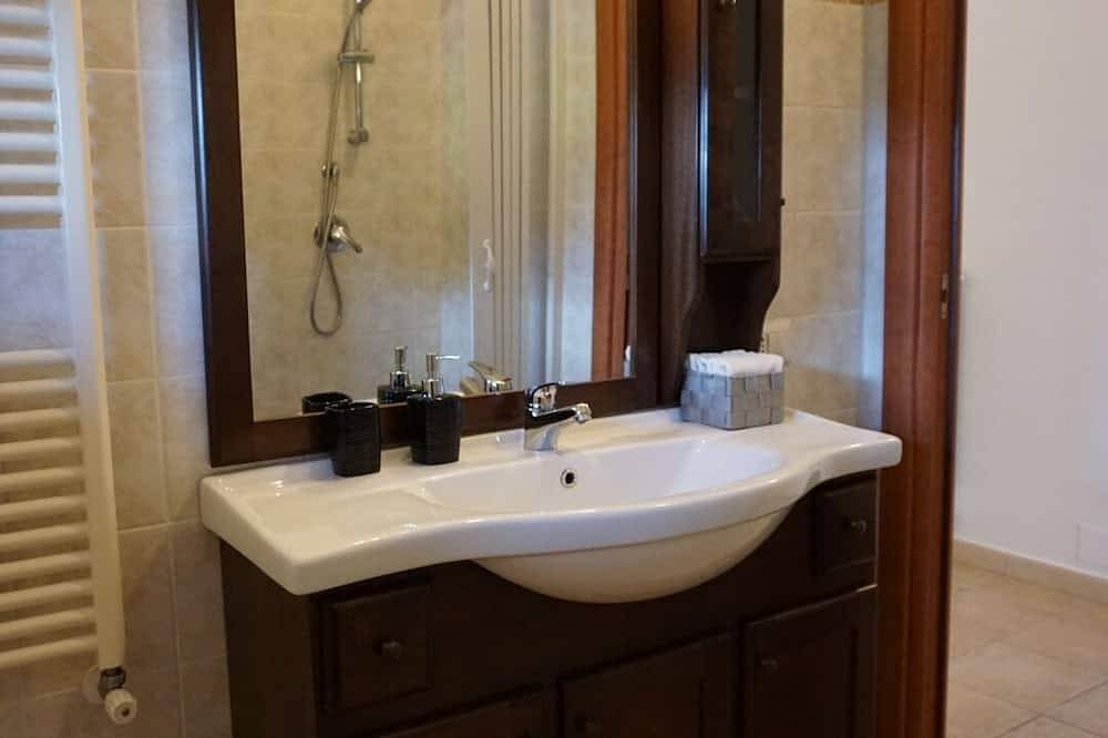 Appartamento intero, Ampio appartamento moderno completo di tutto e con splendida vista sulla valle in Longano, Matese