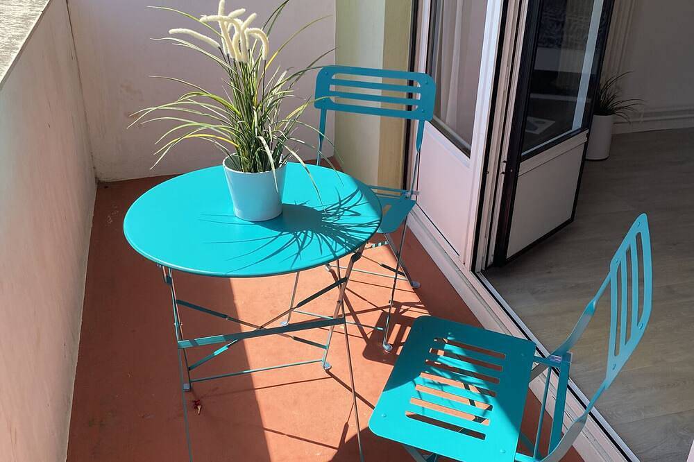 Entire apartment, Studio Apartment 'Grand Studio Avec Loggia' with Private Terrace, Balcony and Wi-Fi in Thorigny-sur-Marne, Seine-et-Marne