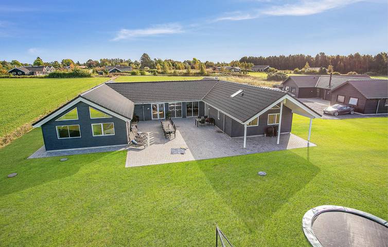 Ferienhaus für 24 Personen, mit Terrasse und Whirlpool sowie Garten und Pool in Råbylille Strand