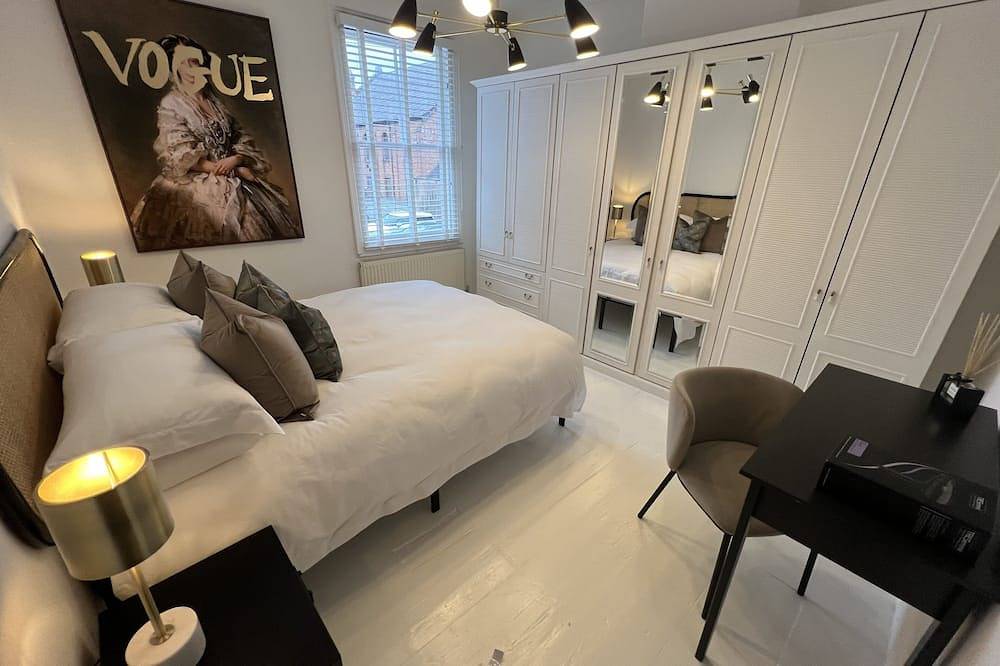 Jasmine Cottage. Stylish Cottage With Parking. Situated in the Heart of Chester! in Chester, Cheshire West and Chester
