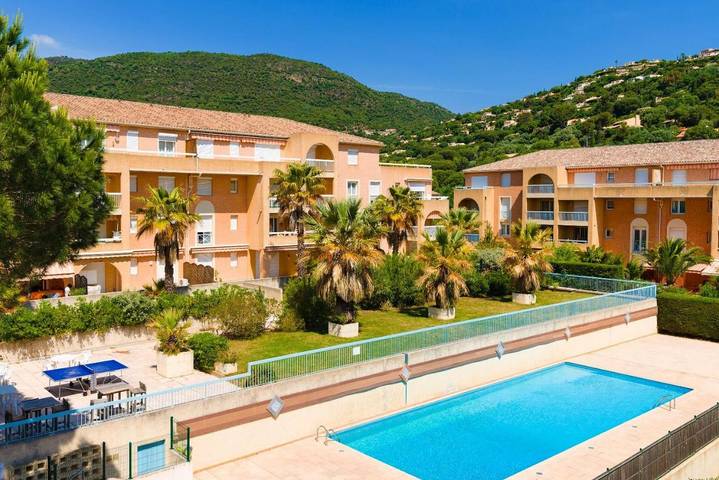 Appart’hôtel pour 5 personnes, avec balcon ainsi que piscine et jardin