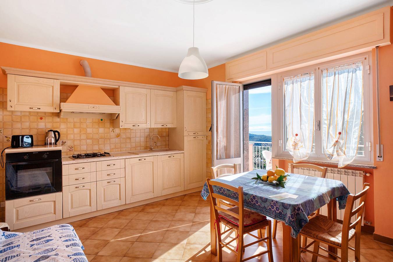 Appartamento intero, Appartamento per vacanze "Paola" con vista mare, terrazza privata e Wi-Fi in Villa Faraldi, Riviera di Ponente