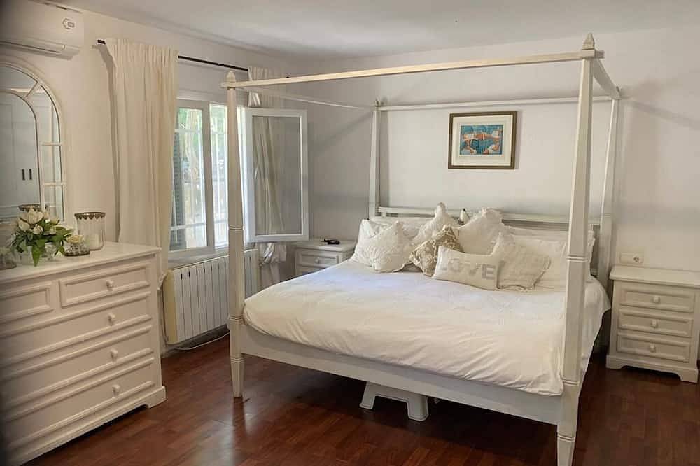 5-bedroom villa, with fabulous private pool, situated close to Puerto Portals in Costa d'en Blanes, Calvià