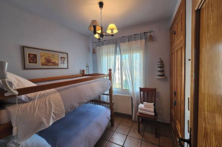 Villa 15 Minuten von Alicante, kostenloses Wlan, Innenpool, ideal für Familien in Tibi, Alicante Provinz