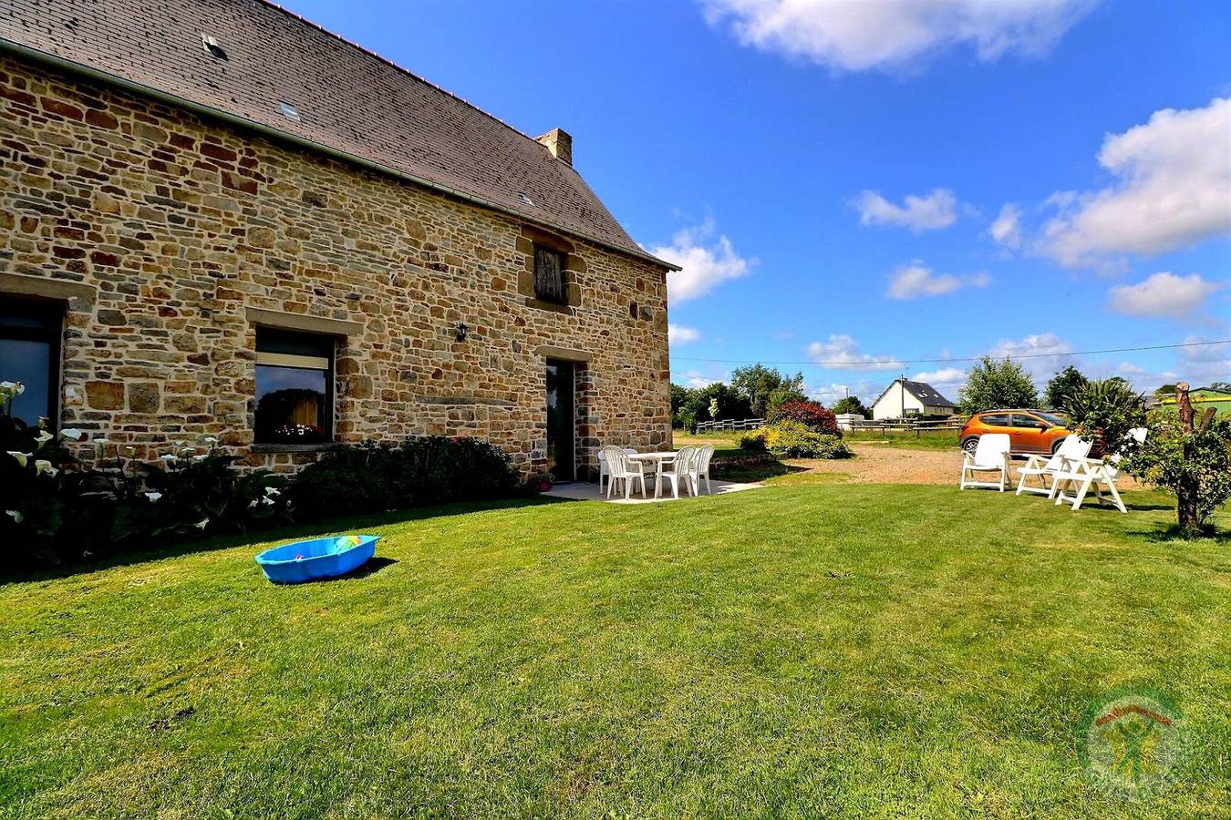 Bouton d'Or in Saint-Aubin-du-Cormier, Fougères-Vitré