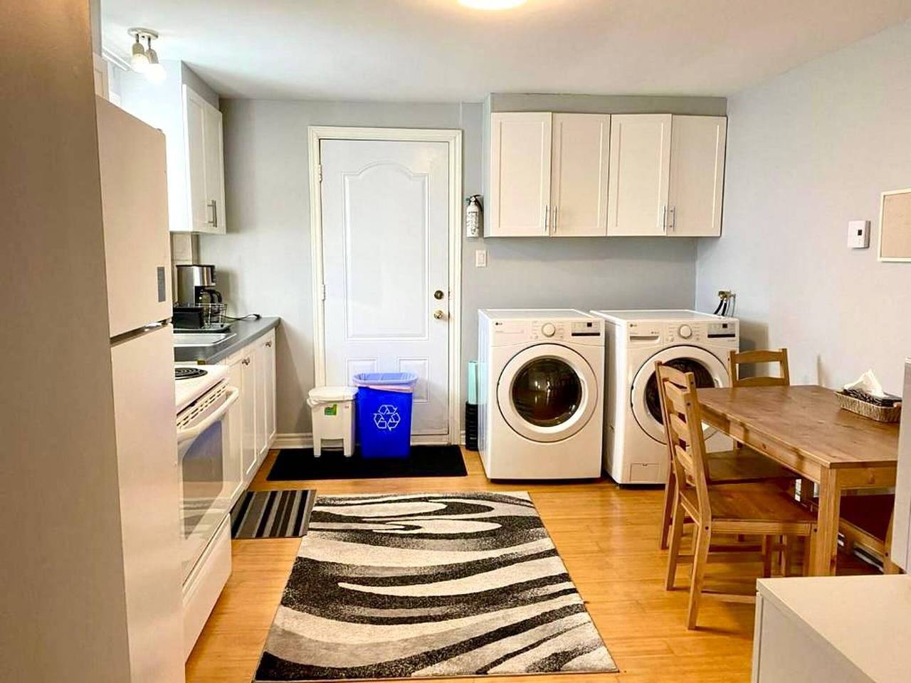 Apartamento entero, Cómodo apartamento de 2 dormitorios en Laval, 2 plazas de aparcamiento, alquiler de coches opcional in Laval, Quebec